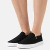 HUGO DYER - Slip-ons - Black